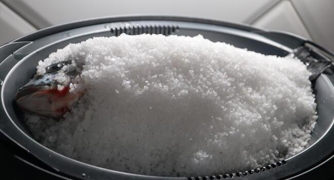 Ponemos la dorada encima del varoma cubierta de sal