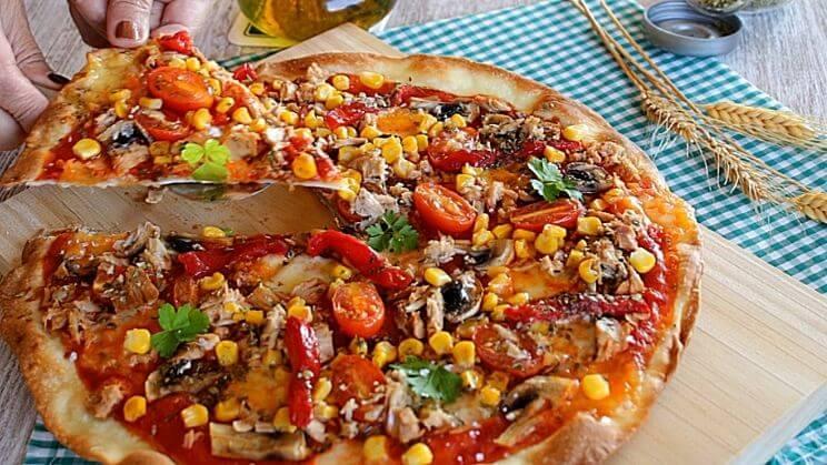 Pizza de atún y champiñones