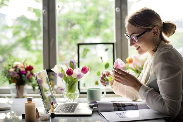 mujer con flores oficina
