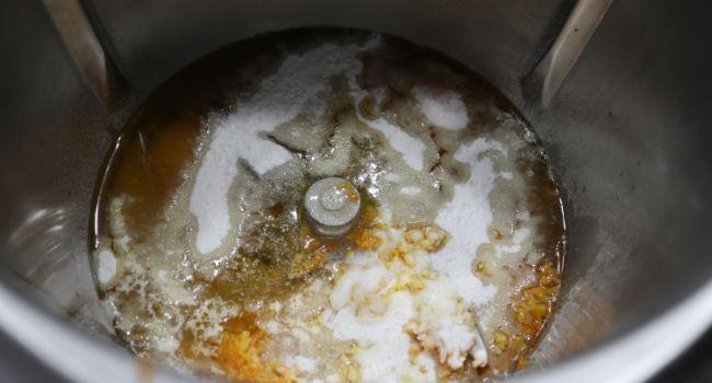 Echamos los huevos, el azúcar , la naranja, la levadura y mezclar todo en el vaso de Thermomix