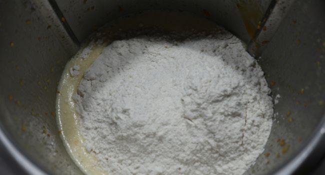 Echamos la harina por partes y mezclamos de dos veces