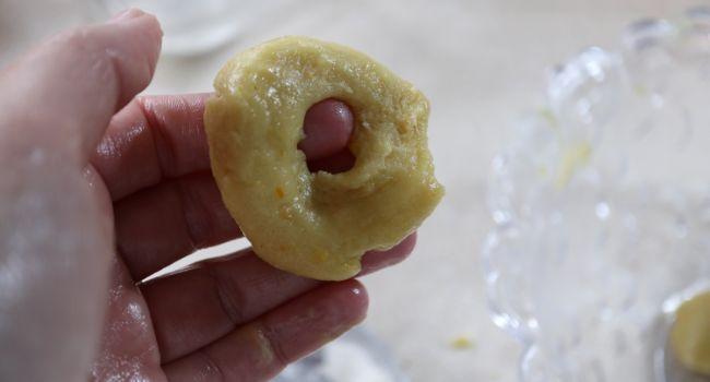 Hacer la forma de los roscos con la masa