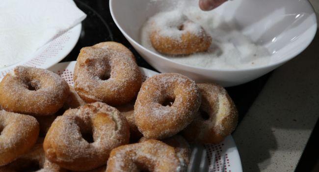 Rebozamos las rosquillas por azúcar