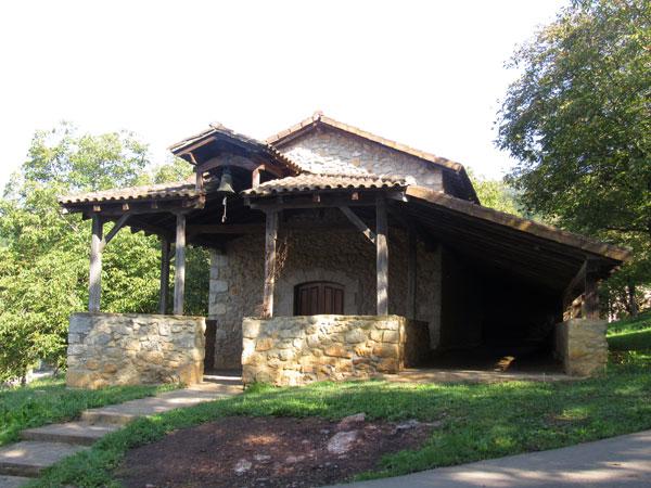 Ermita de San Vicente, con su bolatoki adosado