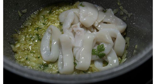Ponemos las anillas de calamar junto al sofrito para cocinar