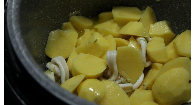 Echar las patatas y cocer para preparar el guiso