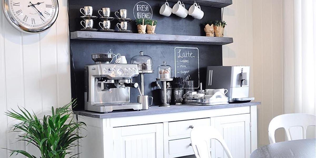 Zona de caf&eacute; con pizarra