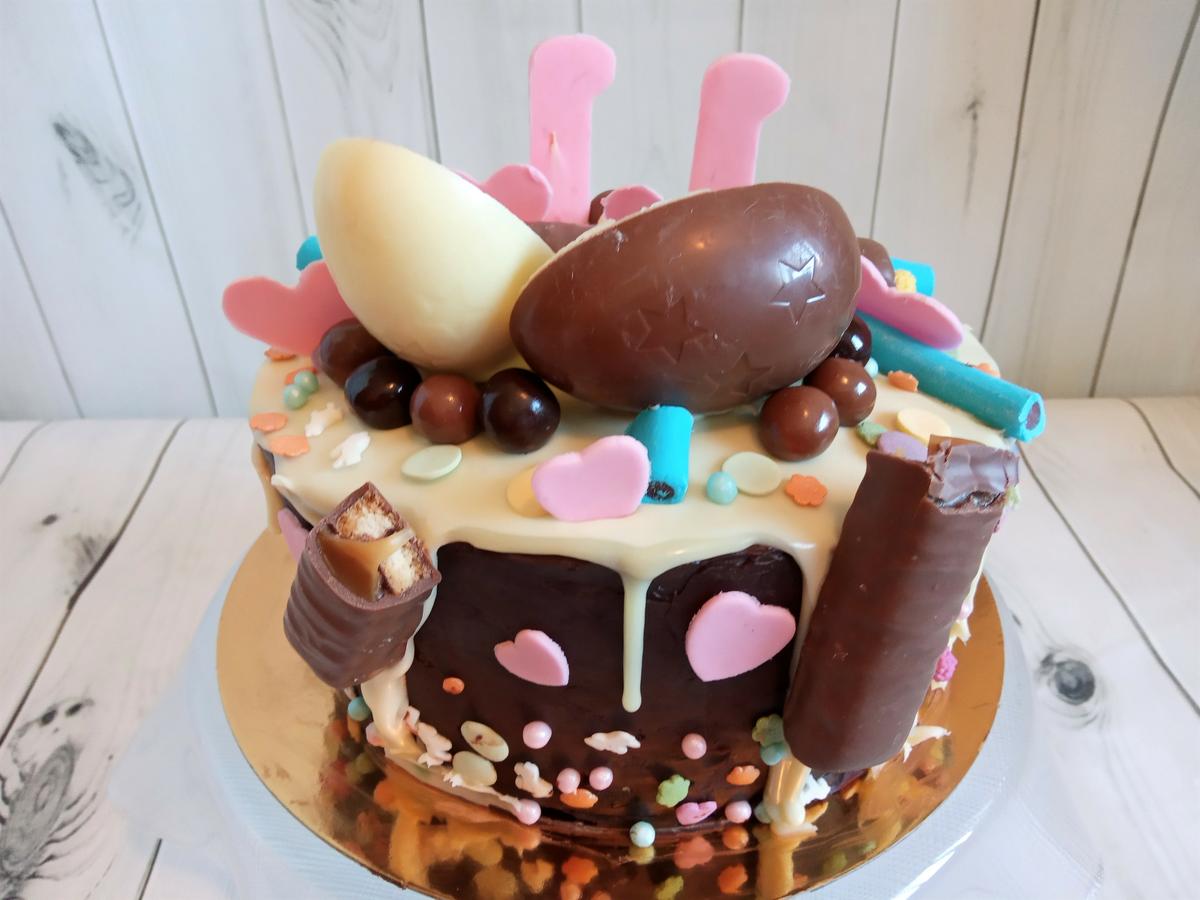 Detalle decoración drip cake multicolor