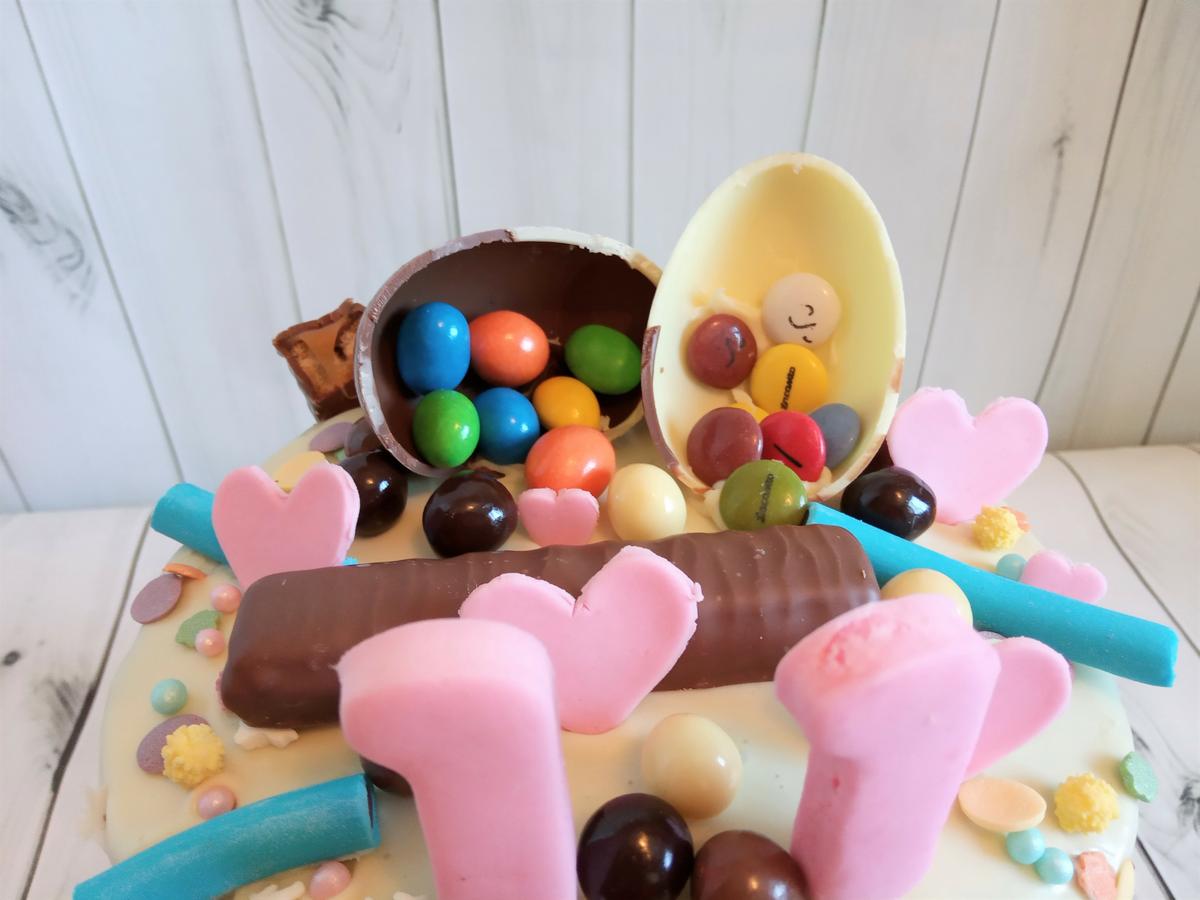 Decoración multicolor tarta crema