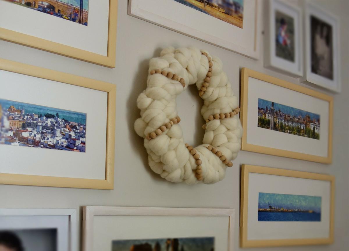 Otra vista de la pared decorada con corona lana merino XXL