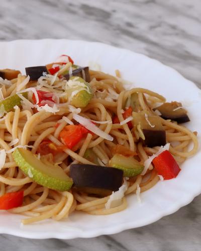 Espaguetis integrales con verduras