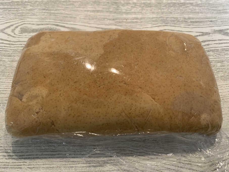 Envolver la masa de galletas de jengibre y almendras