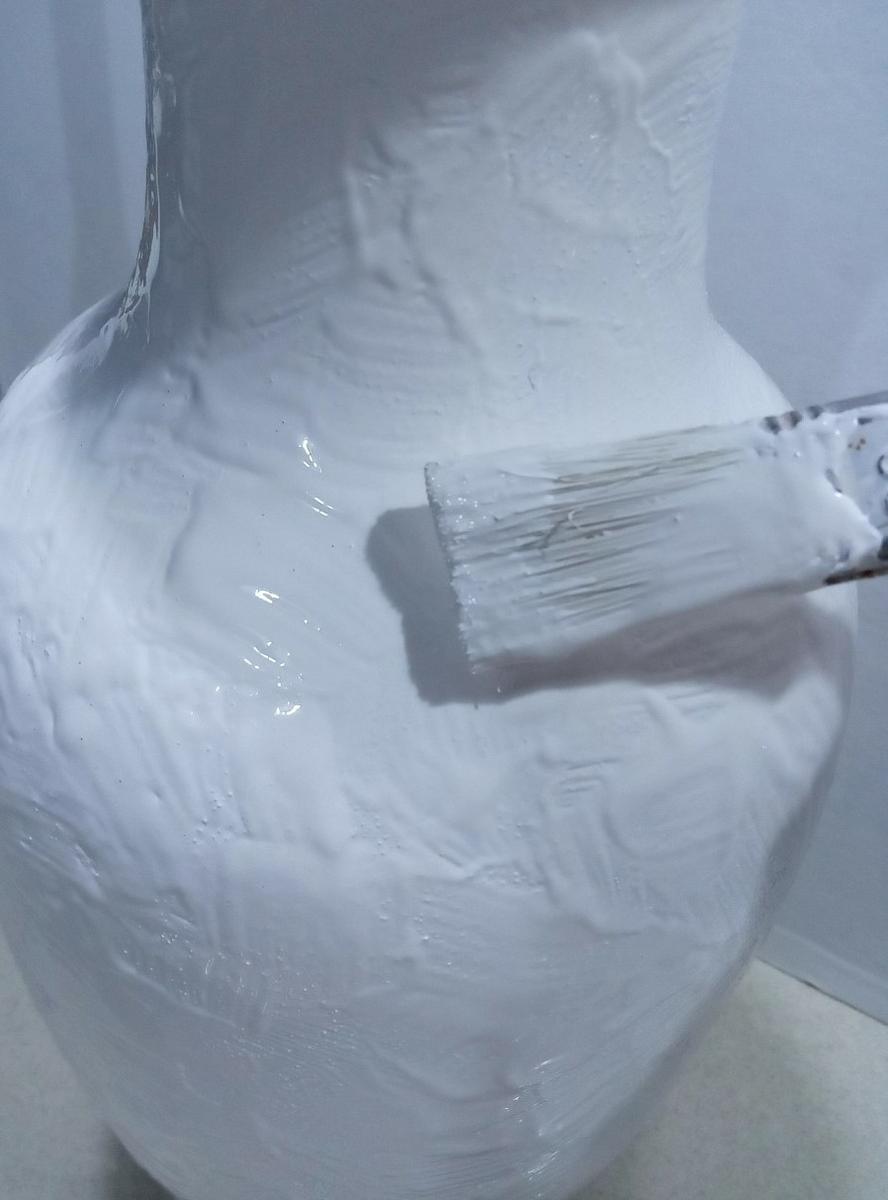 Proceso pintar jarrón de cerámica