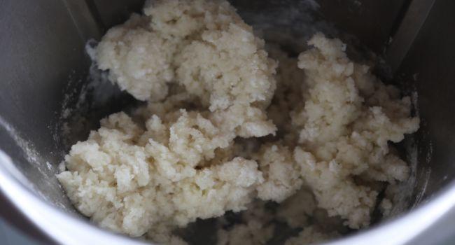 Ponemos los ingredientes y amasamos todo