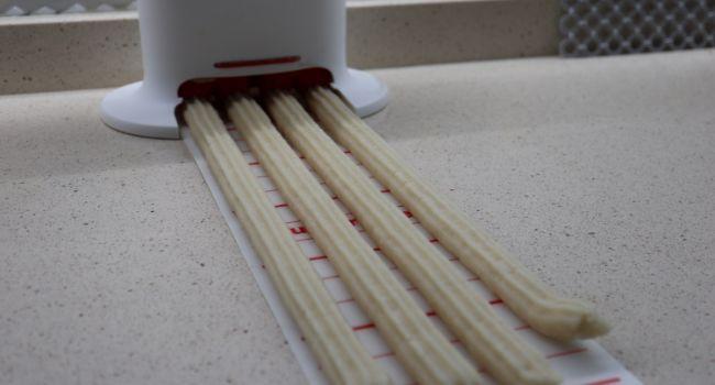 Poner la masa en la churrera y el táper