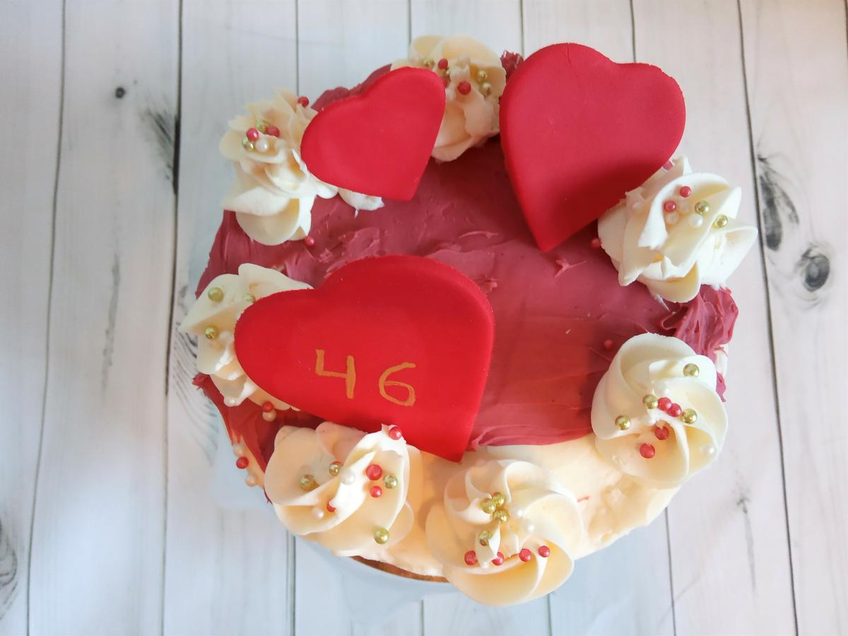 Vista cenital drip cake roja y blanca