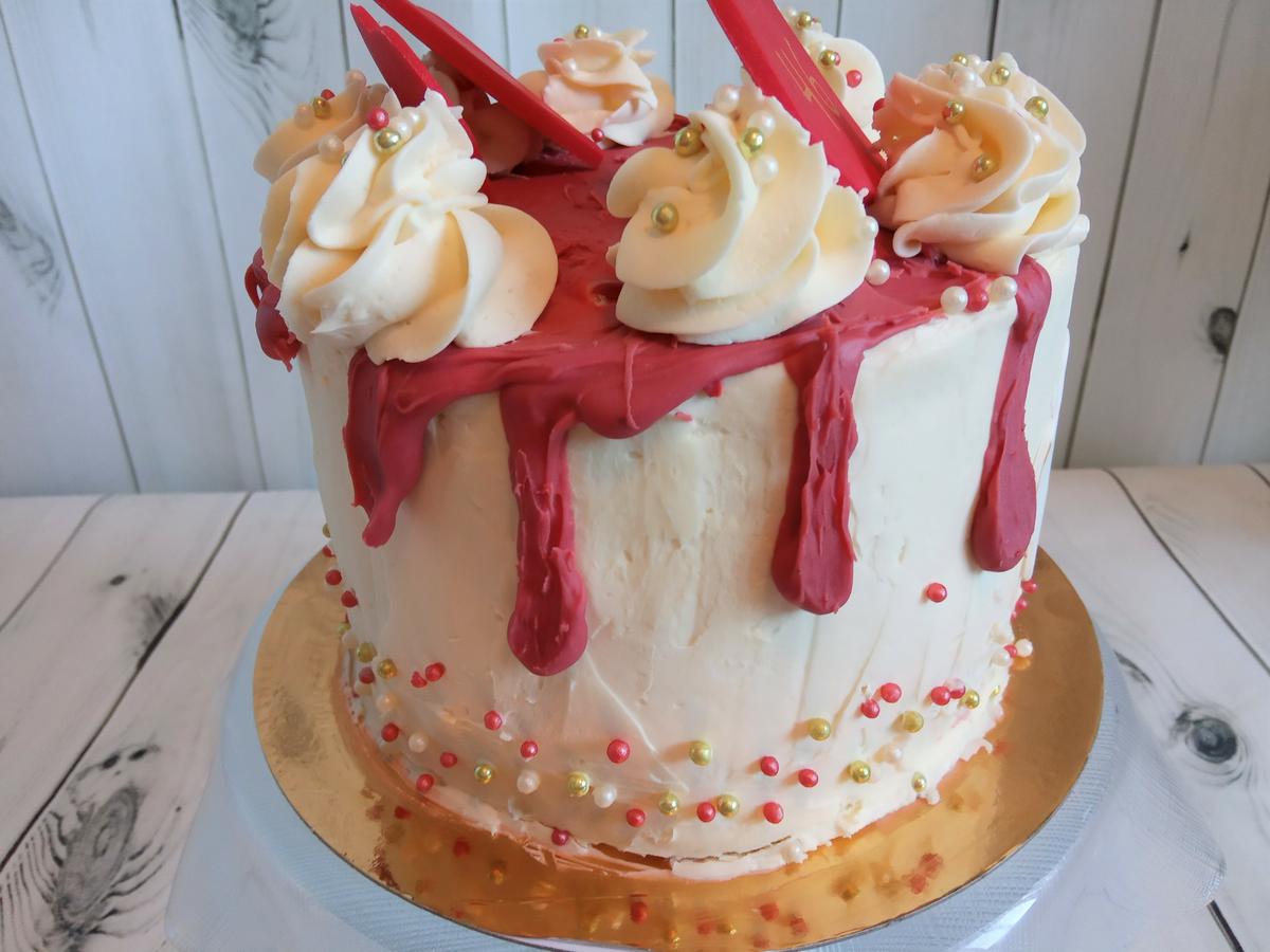 Detalle tarta crema roja
