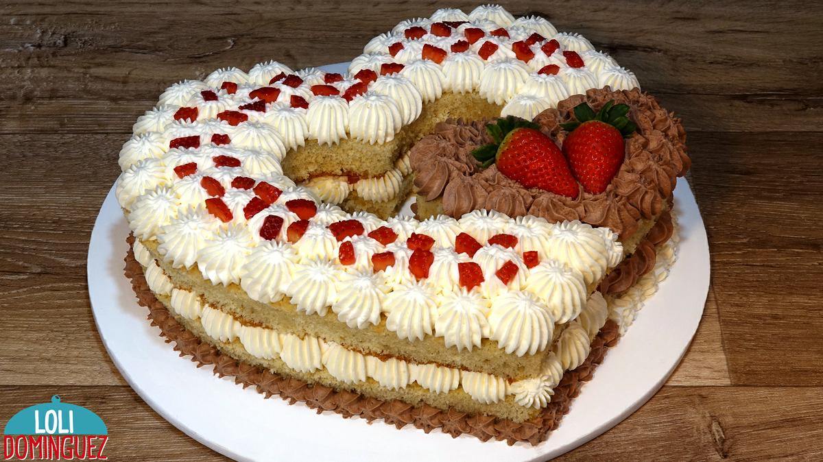 ESPECIAL SAN VALENTÍN 2021, TARTA DE NATA (crema de leche) Y TRUFA FÁCIL. Este año os propongo una tarta fácil pero que queda muy vistosa y riquísima, el bizcocho húmedo y la combinación de chantilly y trufa con el toque de las fresas frescas que le dan un puntito crujiente