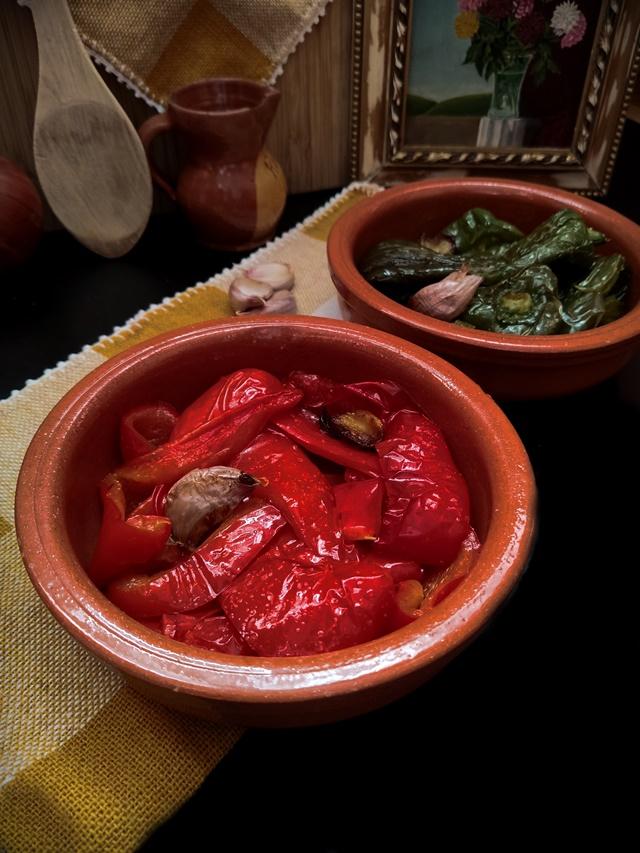 Pimientos verdes y rojos fritos