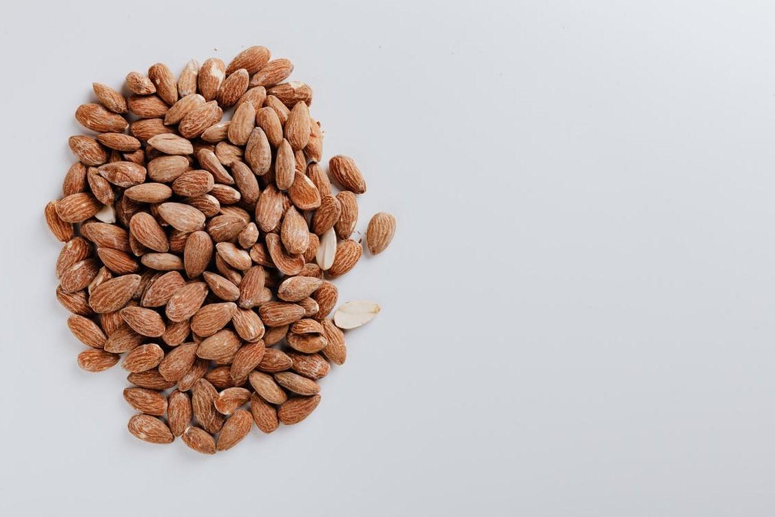 vitaminas para un cabello saludable almendras