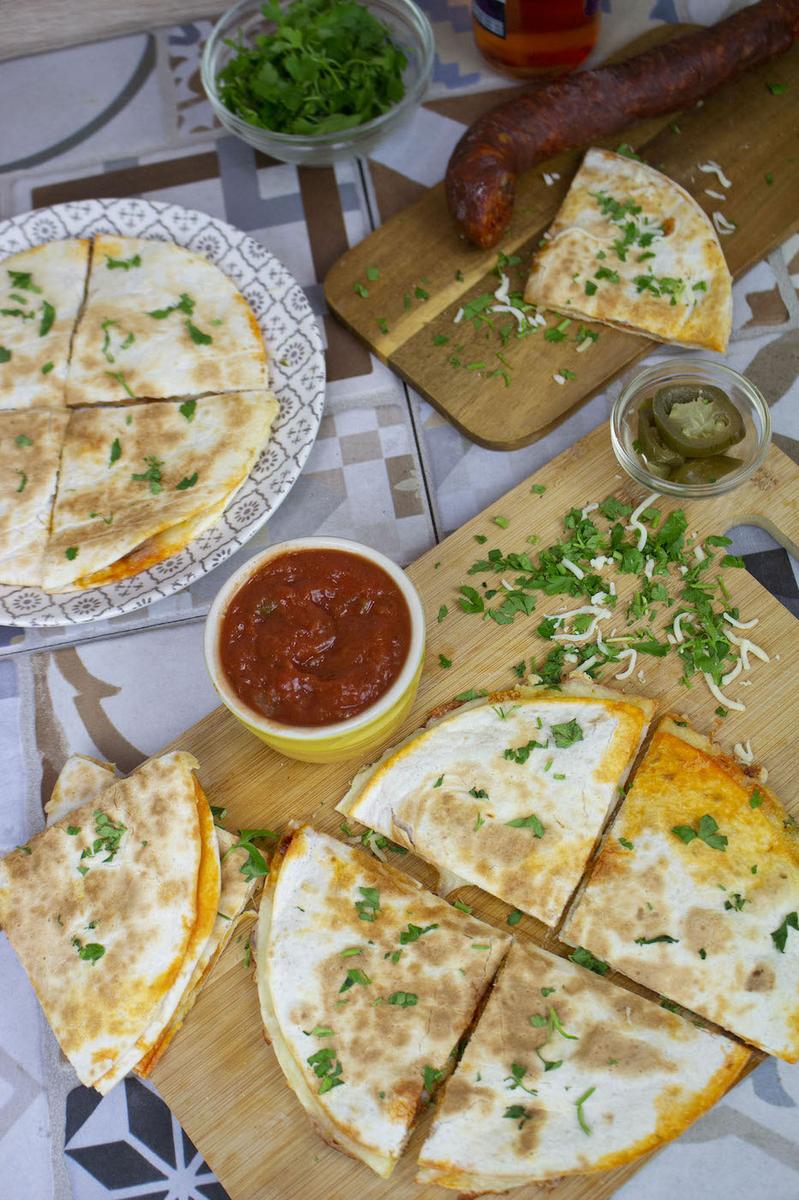 Quesadillas de queso, chorizo y jalapeños sin lactosa