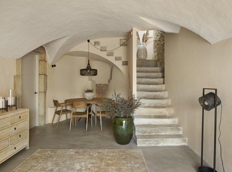 Decoración rústica actualizada de una masía rehabilitada, conservando elementos arquitectónicos originales.