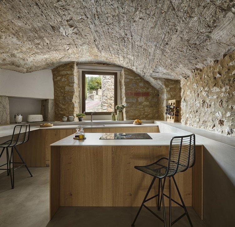 Elementos arquitectónicos conservados en la decoración rústica de esta masía catalana.