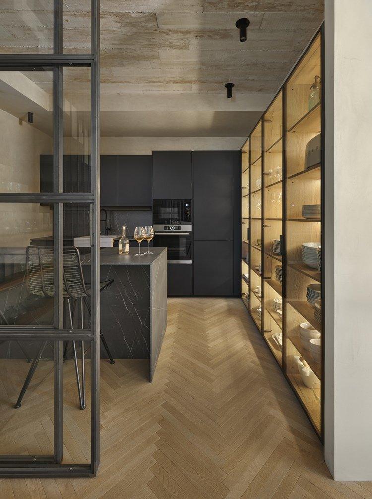 Cocina moderna en un entorno de decoración rústica.