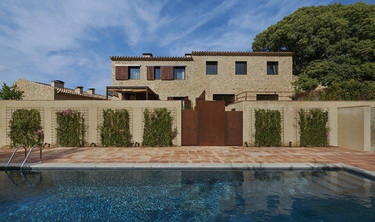 Fachada principal de la masía rehabilitada por Tronc3 Interiorismo.