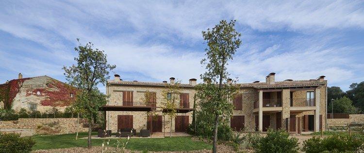 Viviendas adosadas en la reforma de la masía.