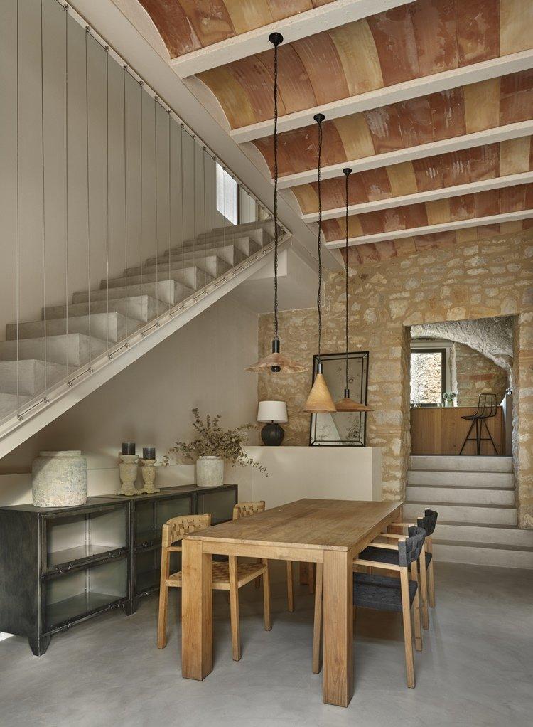 Techos abovedados conservados en la decoración rústica de la masía rehabilitada.