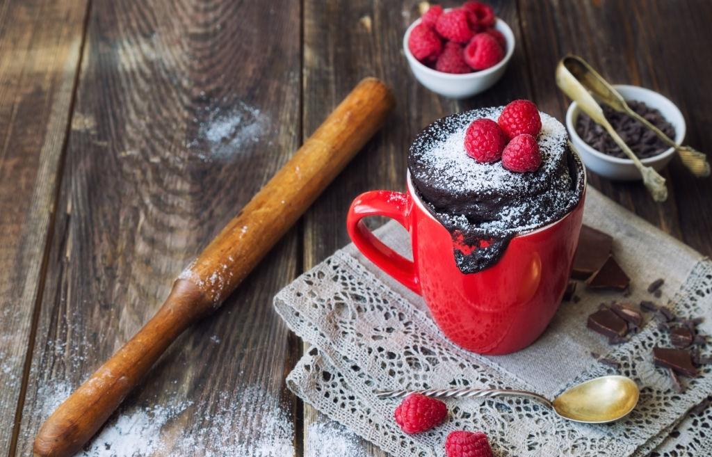 Brownie en taza para desayunos de San Valentín