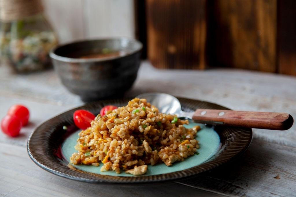 Plato de arroz frito con pollo al curry