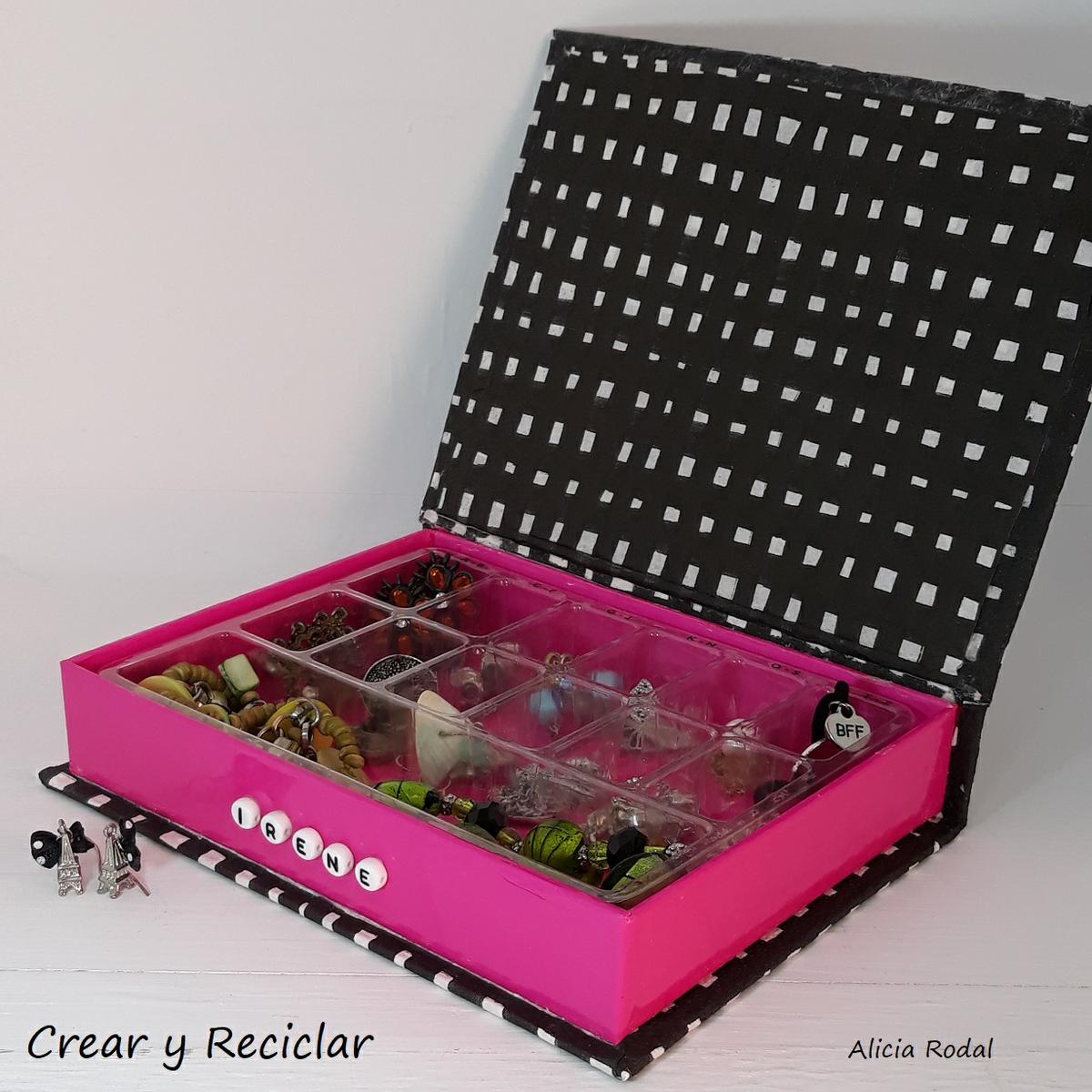 Puedes crear tus propias joyas para iniciar un negocio y comenzar a ganar dinero con tus manualidades.