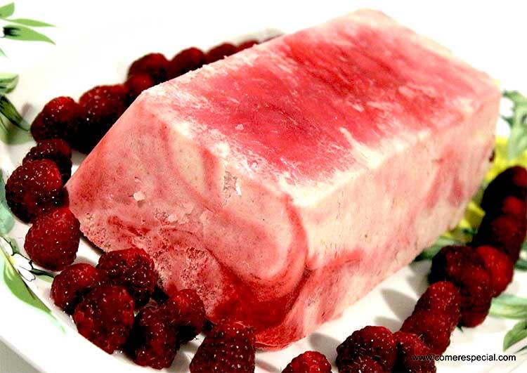 Semifrío de moras, fresas y cacao sin lactosa