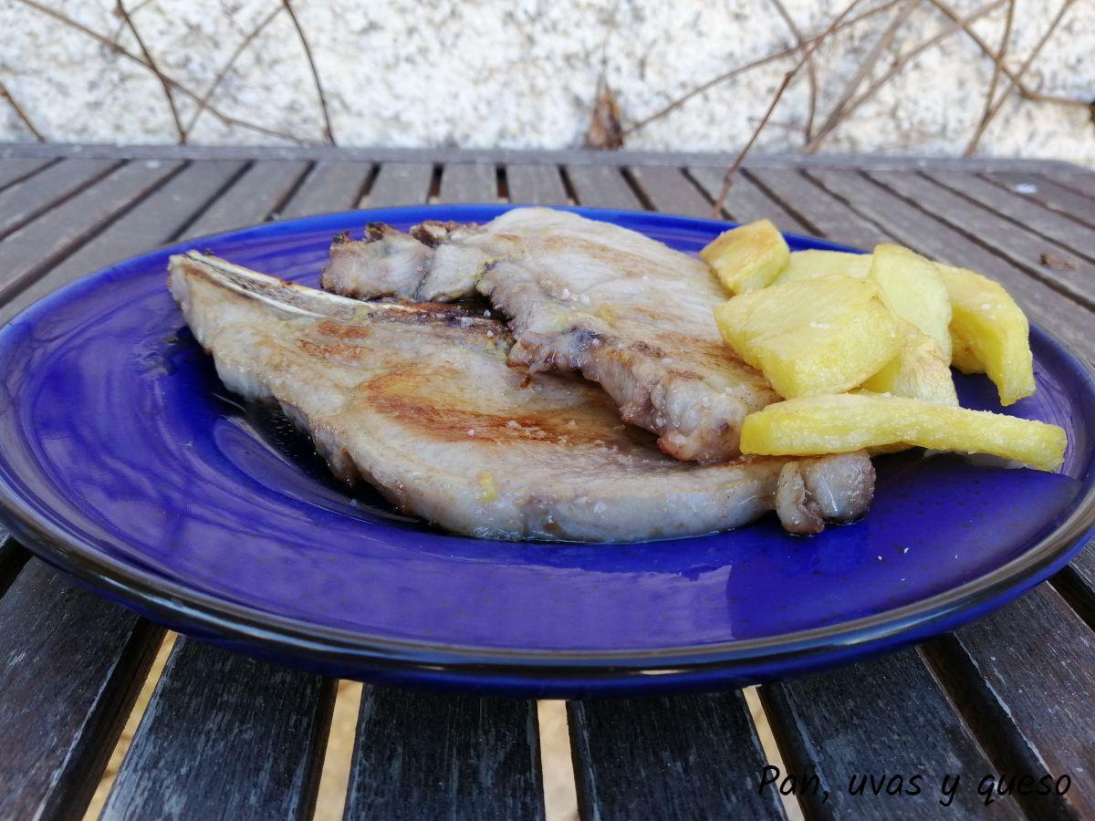 chuletas de cerdo adobadas - pan uvas y queso