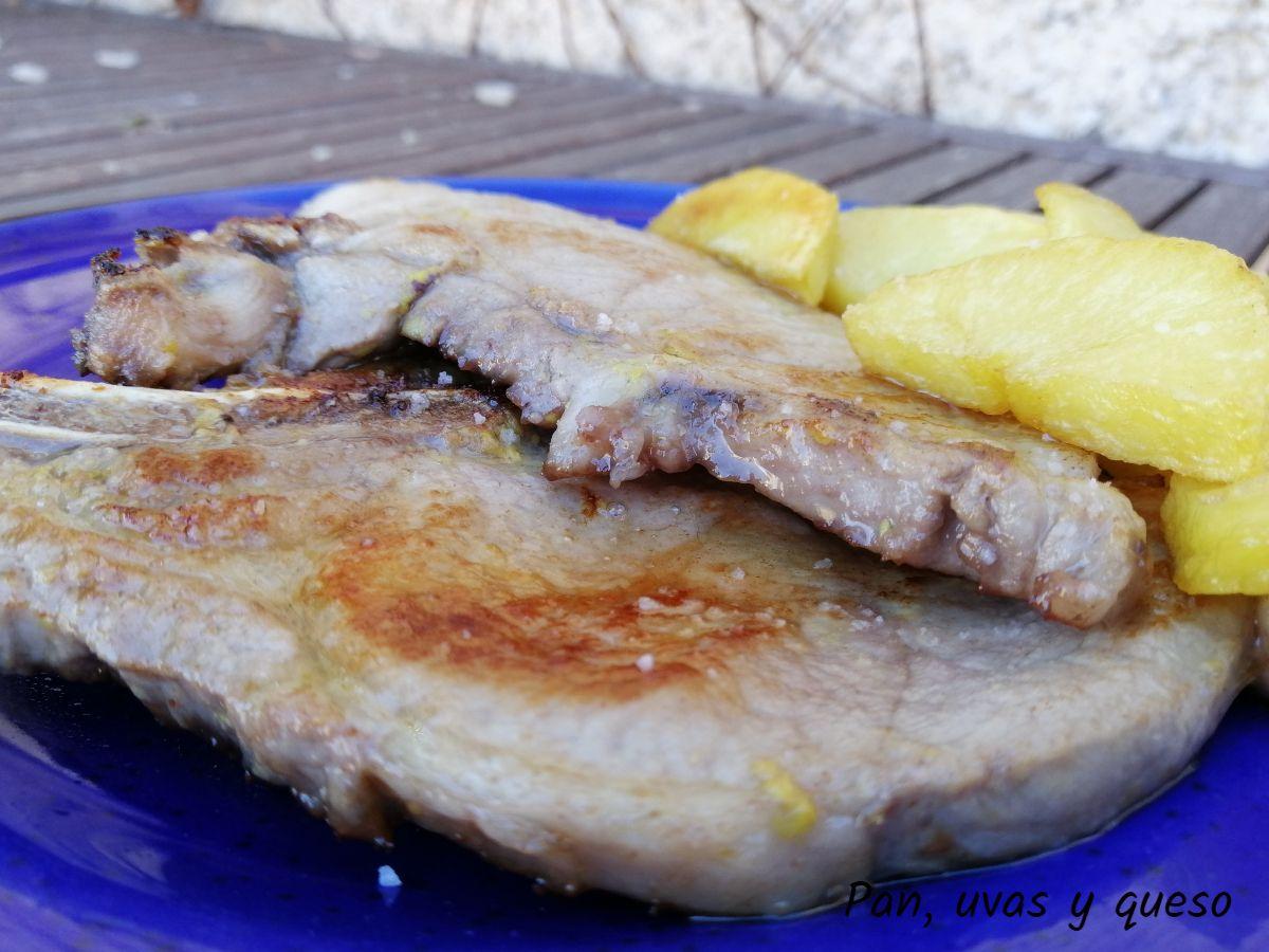 chuletas de cerdo adobadas - pan uvas y queso
