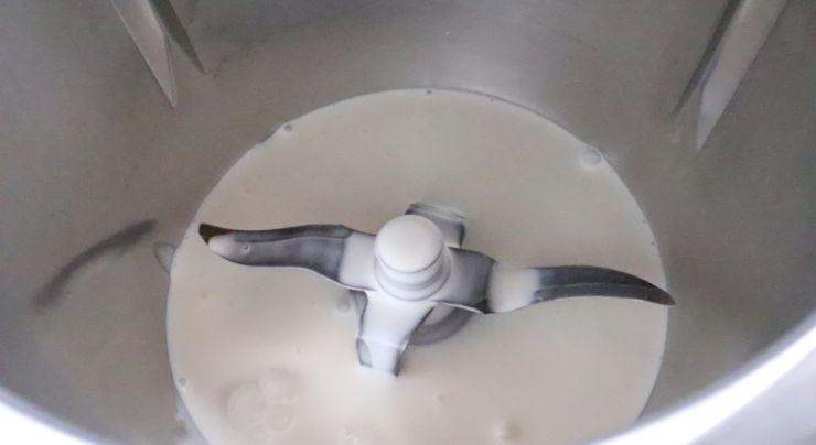 Ponemos la nata montada (crema de leche) en la jarra y calentamos