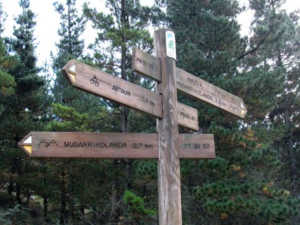 ¡Ojo, que pone Mugarrikolanda en dos direcciones! La nuestra es la de la izquierda.