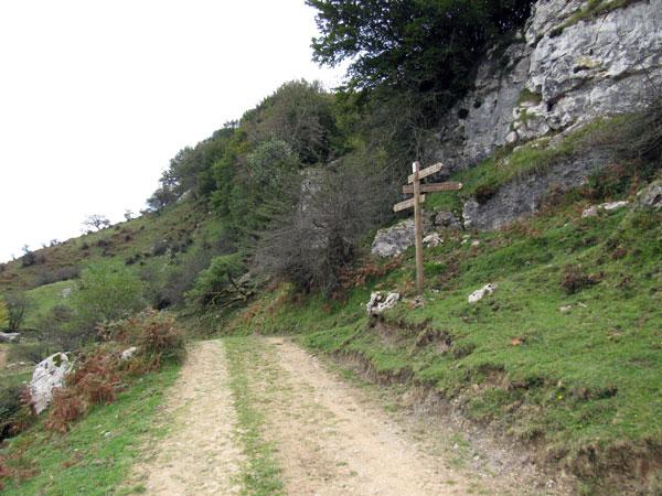 No despistarse, que el sendero gira junto al poste