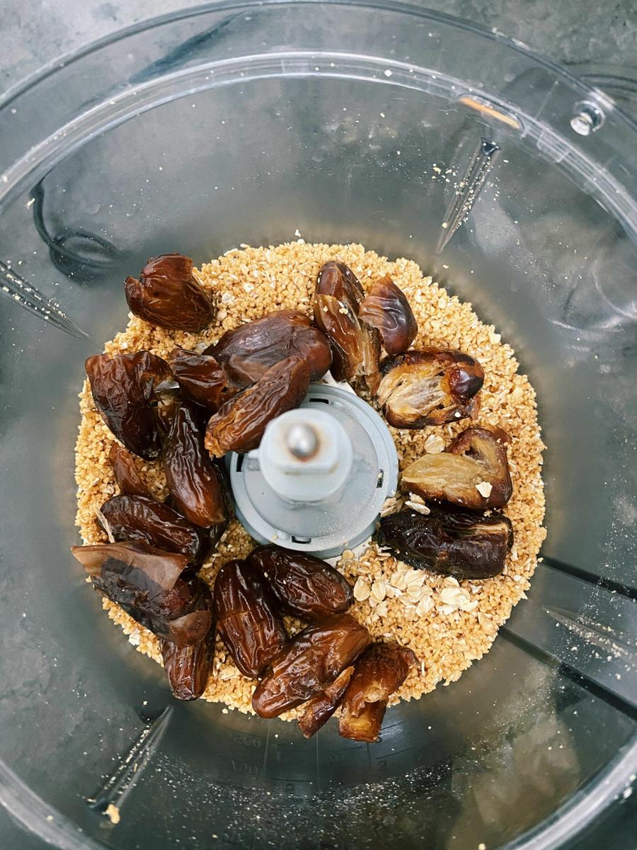 Añade los dátiles.