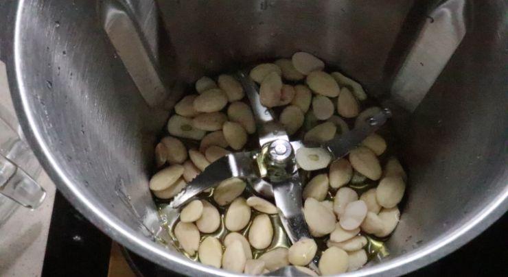 Ponemos el aceite y sofreimos junto a los ajos y las almendras