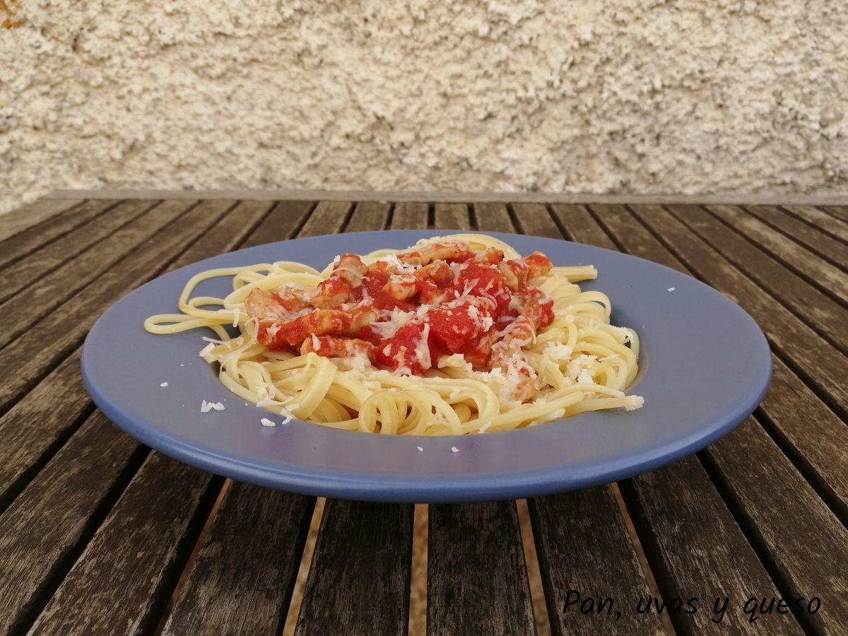 espaguetis a la amatriciana - pan uvas y queso