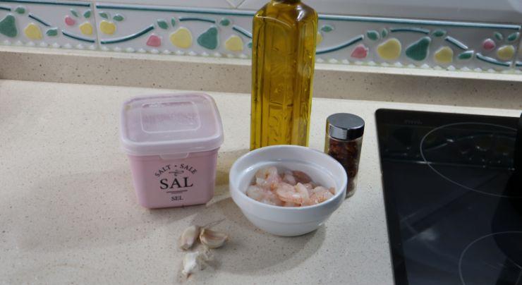 Los ingredientes para hacer gambas al ajillo con Mambo