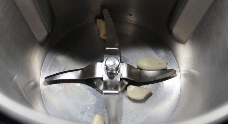 Echamos los ajos en el vaso y picamos