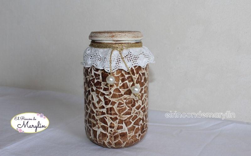 En este tutorial te muestro más de 20 formas creativas de reutilizar botellas de vidrio en casa. Si te gustan las manualidades, lo hecho a mano y casero, entonces no te puedes perder estas ideas que puedes hacer en casa y en familia.