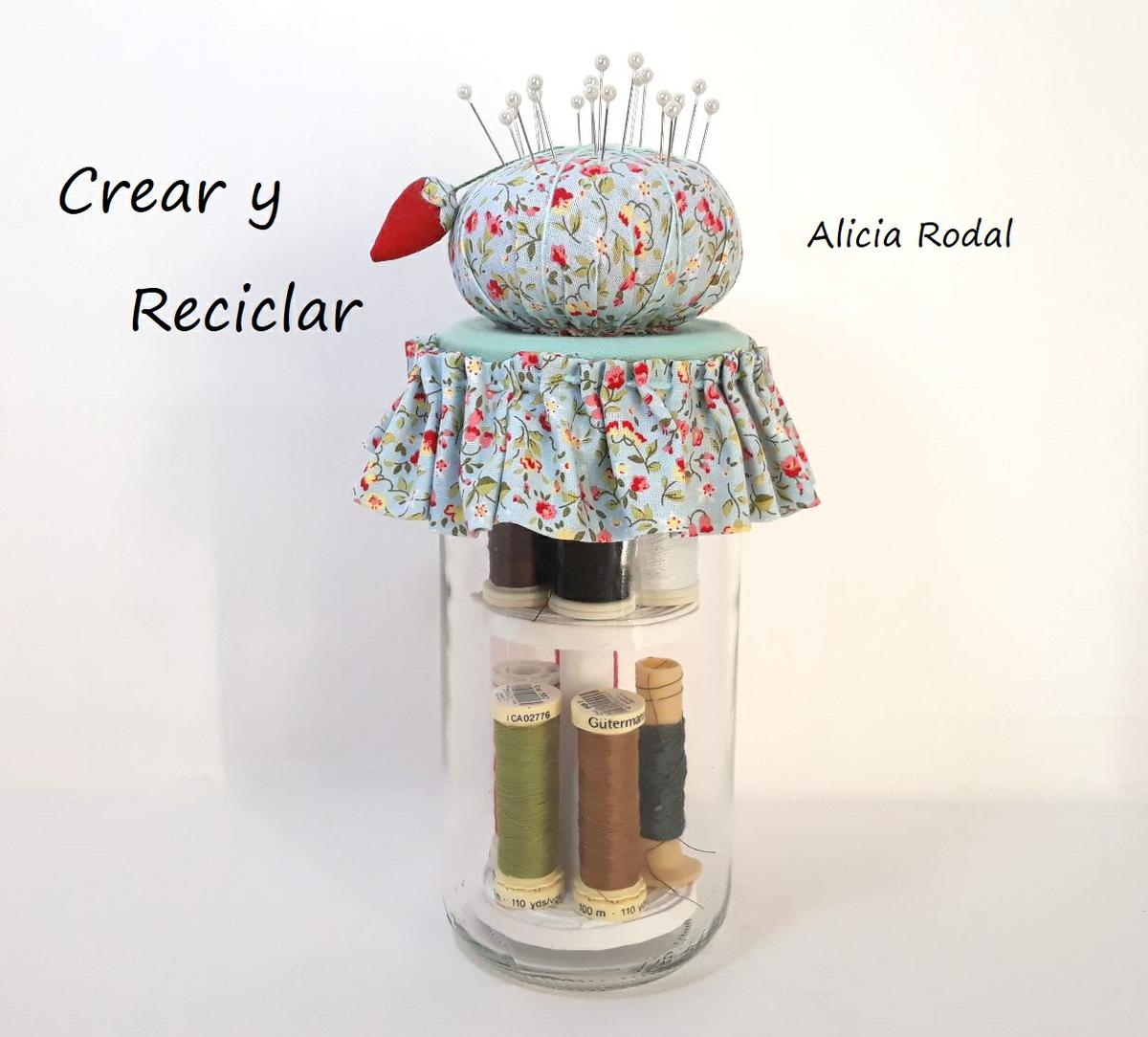 En este tutorial te muestro más de 20 formas creativas de reutilizar botellas de vidrio en casa. Si te gustan las manualidades, lo hecho a mano y casero, entonces no te puedes perder estas ideas que puedes hacer en casa y en familia.