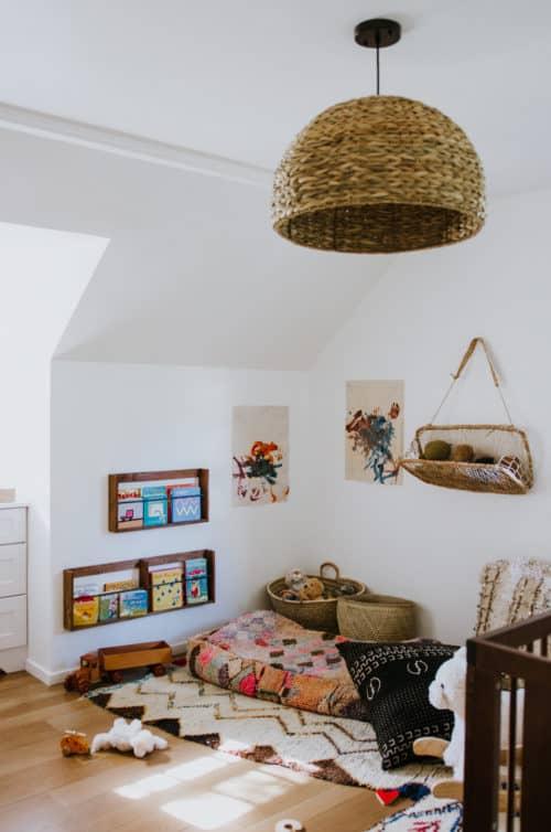 Rincón de lectura de estilo bohemio