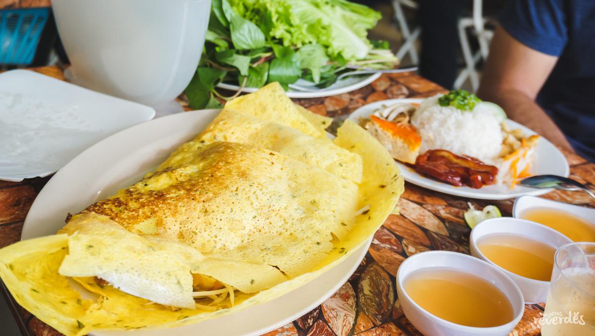 Desayuno vietnamita: bánh xèo con tofu y brotes de soja, caldo vegetal y hojas verdes para acompañar.