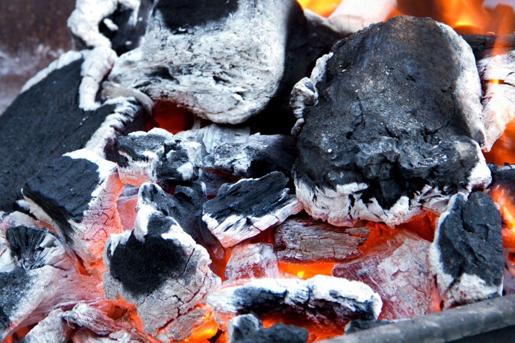 brasas encendidas con carbón para barbacoa a domicilio